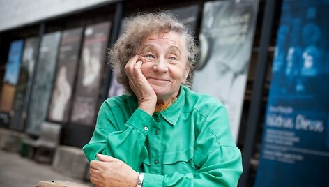 R.Varnaitė džiaugiasi, kad spektaklis &bdquo;Amerika pirtyje&ldquo; vis dar patinka žiūrovams &ndash; Kauno valstybiniame dramos teatre jis rodomas beveik keturis de&scaron;imtmečius.