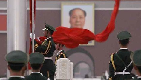 Pekino Tiananmenio aikštėje kabantis Mao Zedongo portretas šaliai primena buvusį lyderį, 1949 metais paskelbusį apie Kinijos Liaudies Respublikos įkūrimą.