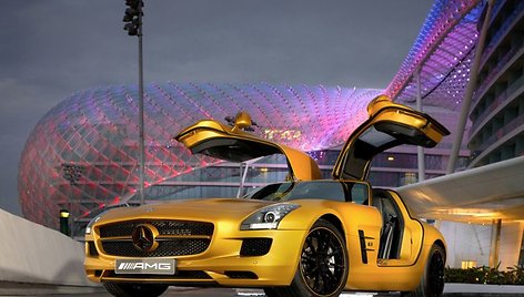 Auksinis „Mercedes-Benz SLS AMG“ – arabų dėmesiui