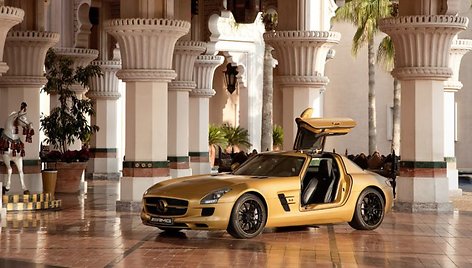 Auksinis „Mercedes-Benz SLS AMG“ – arabų dėmesiui