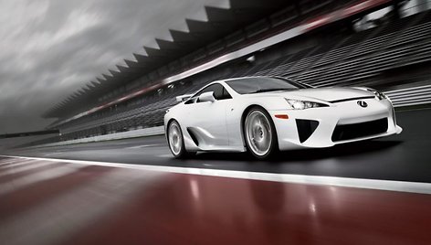 „Lexus LF-A“ – žingsnis į superautomobilius