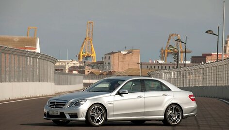Naujasis &bdquo;Mercedes-Benz E63 AMG&ldquo; &ndash; greitas kaip vėjas
