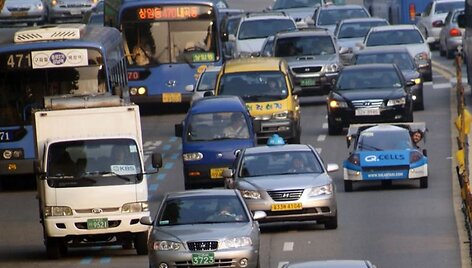 Saulės energija varomu automobiliu aplink pasaulį