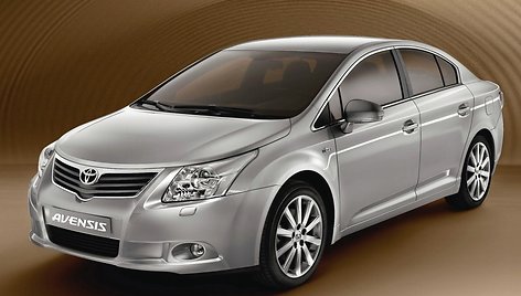 Naujasis „Toyota Avensis“ nuotraukose