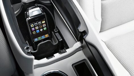 &bdquo;Mercedes-Benz&rdquo; pasiūlys &bdquo;Apple iPhone&rdquo; jungtį