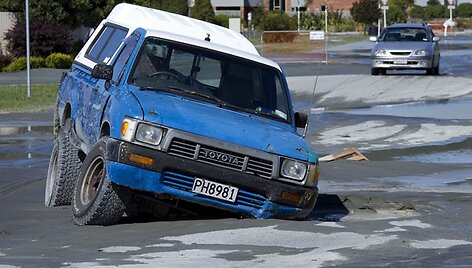Atsivėrusioje duobėje įstrigęs automobilis