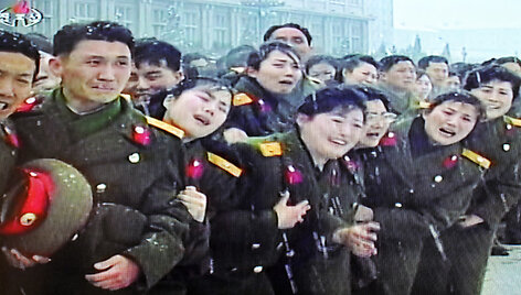 Į laidotuves susirinkę pareigūnai gedi &Scaron;iaurės Korėjos lyderio Kim Jong Ilo.
