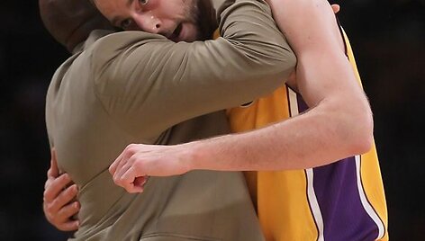 Los Andželo &bdquo;Lakers&ldquo; treneris Mike'as Brownas ir Joshas McRobertsas