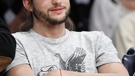 Los Andželo &bdquo;Lakers&ldquo; komandos gerbėjas, aktorius Ashtonas Kutcheris