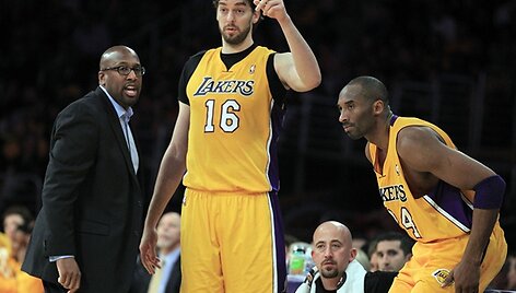Pau Gasolis (centre)