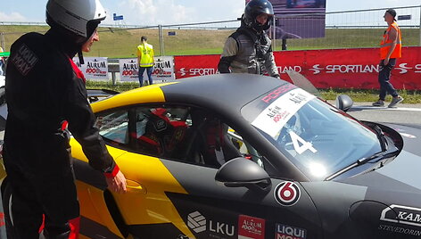 ispudziai-pasivazinejus-keleivio-vietoje-su-porsche-cayman-gt4-clubsport