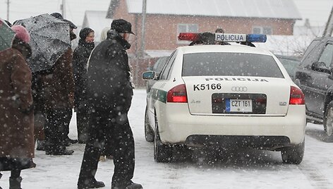 Policijos automobilis prie Kedžių namų