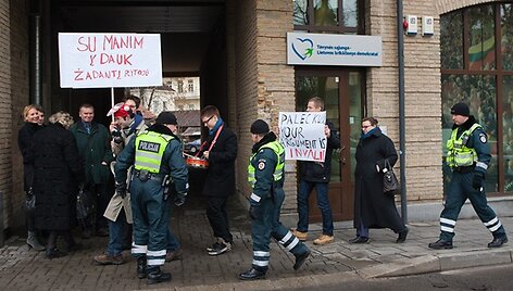 Mitingas prie konservatorių būstinės