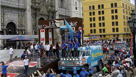 Arturas Ardavichus su komanda ant sunkvežimio