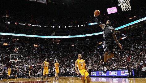 LeBronas Jamesas (su kamuoliu)