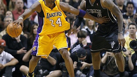 Kobe Bryantas (kairėje) ir LeBronas Jamesas