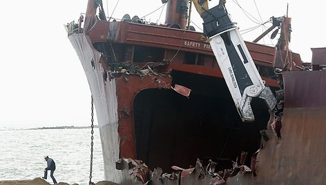 Ardomas „TK Bremen“ laivas Bretanės pakrantėje