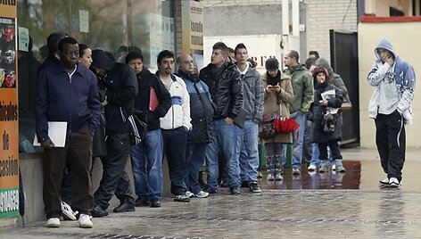 Ispanijoje bedarbiai laukia kada bus atidaryta įdarbinimo įstaiga.