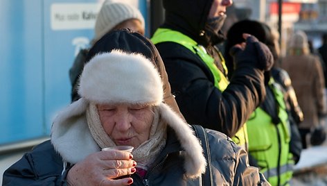 Viešojo transporto kontrolieriai vaišino vilniečius nemokama karšta arbata.