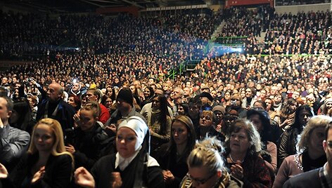 Į filmo &bdquo;Kraujo ir medaus žemėje&ldquo; premjerą susirinkę žmonės.