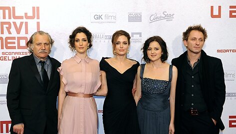 Angelina Jolie (centre) su aktoriais: (i&scaron; kairės) Radeas Serbedzija, Žana Marjanovič, Vanessa Glodjo, Goranas Kostičius