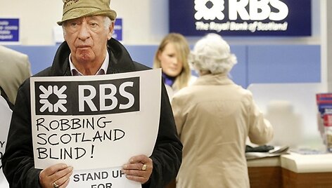 Protestuojantis vyras &bdquo;Royal Bank of Scotland&ldquo; banke