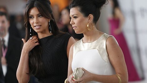 Kim (kairėje) ir Kourtney Kardashian