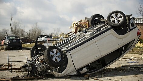 Tornado nuniokotas automobilis
