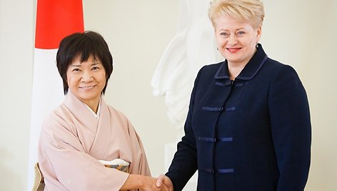 Japonijos ambasadorė Kazuko Shiraishi ir Lietuvos prezidentė Dalia Grybauskaitė