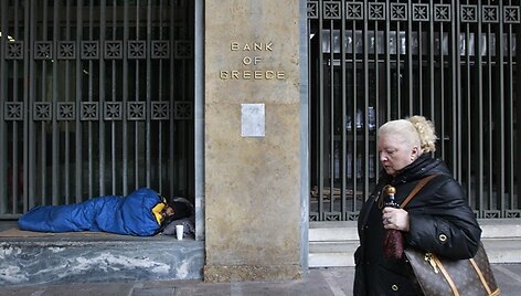Benamis vyras guli prie Graikijos banko.