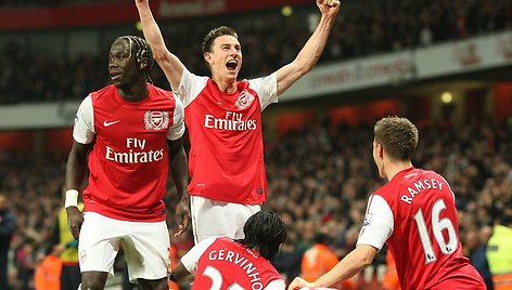 Laurentas Koscielny (centre) džiaugiasi su kolegomis antruoju komandos įvarčiu.