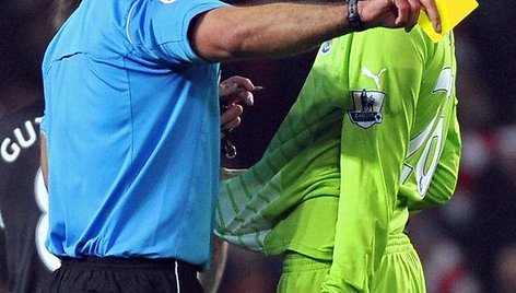 Teisėjas Howardas Webbas parodė geltonąją kortelę  „Newcastle United“ vartininkui Timui Krului.
