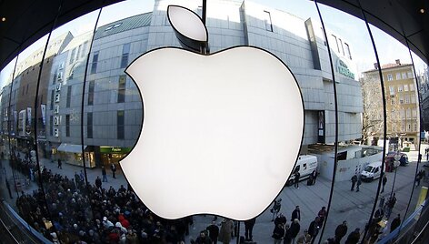 Žmonės laukia prie &bdquo;Apple&ldquo; parduotuvės Miunchene.
