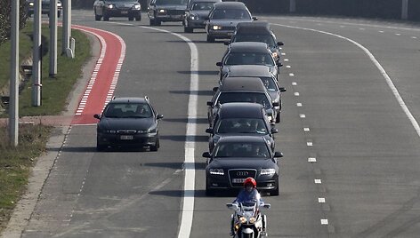 Karstus vežančių automobilių kolona