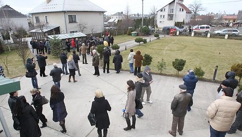 Prie Kedžių namo susirinkę žmonės