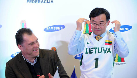 Arvydas Sabonis ir &bdquo;Samsung&ldquo; vadovas Baltijos &scaron;alyse Josephas Kimas