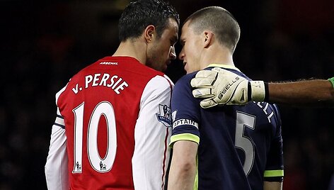 Robinas van Persie ir Gary Caldwellas