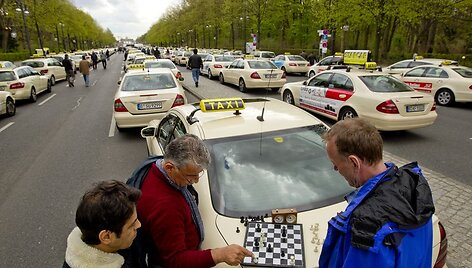 Taksi vairuotojai žaidžia &scaron;achmatais.