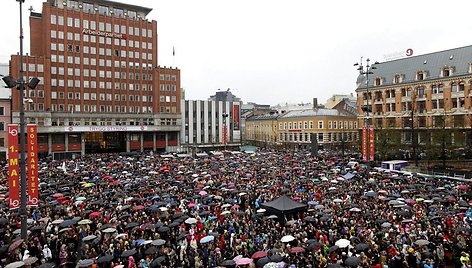 Minios žmonių Osle susirinko dainuoti A.B.Breiviko nemėgstamos dainos