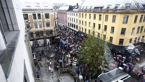 Minios žmonių Osle susirinko dainuoti A.B.Breiviko nemėgstamos dainos