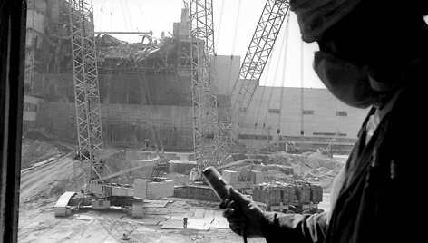 Darbininkas matuoja radiacijos lygi prie Černobylio atominės elektrinės (1986 m. gegužės 12 d.)