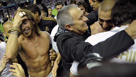 Madrido &bdquo;Real&ldquo; futbolininkai džiaugiasi pergale kartu su treneriu Jose Mourinho.