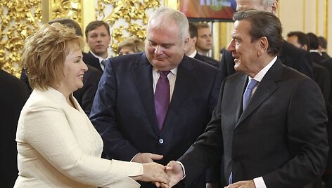Vladimiro Putino žmona Liudmila sveikinasi su Gerhardu Schroederiu. 