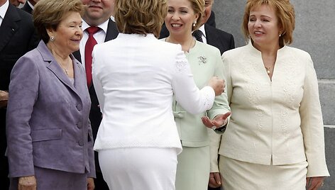 Vladimiro Putino žmona Liudmila (de&scaron;inėje) 