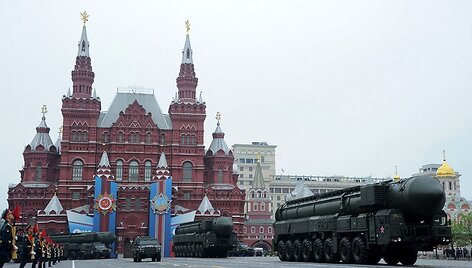 Kariniame parade pademonstruotos Rusijos &bdquo;Topol&ldquo; balistinės raketos