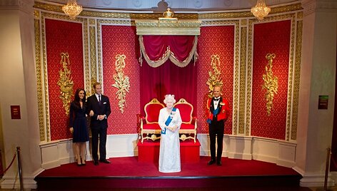 Va&scaron;kinė Didžiosios Britanijos karalienės Elizabeth II figūra (centre)