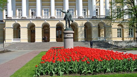Lenino paminklas tebestovi prie Smolnio, kur įsikūrusi Sankt Peterburgo vyriausybė.