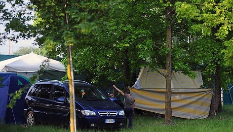Italai pasistatė palapines &scaron;alia savo namų