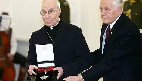 Arkivyskupui kankiniui M. Reiniui skirtą apdovanojimą Lietuvos Respublikos Prezidentas Valdas Adamkus įteikė vyskupui Juozapui Tunaičiui.