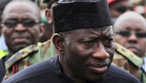 Nigerijos prezidentas Goodluckas Jonathanas aviakatastrofos vietoje